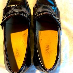Bass loafers in a beautiful ebony.  Barely worn size 7m.